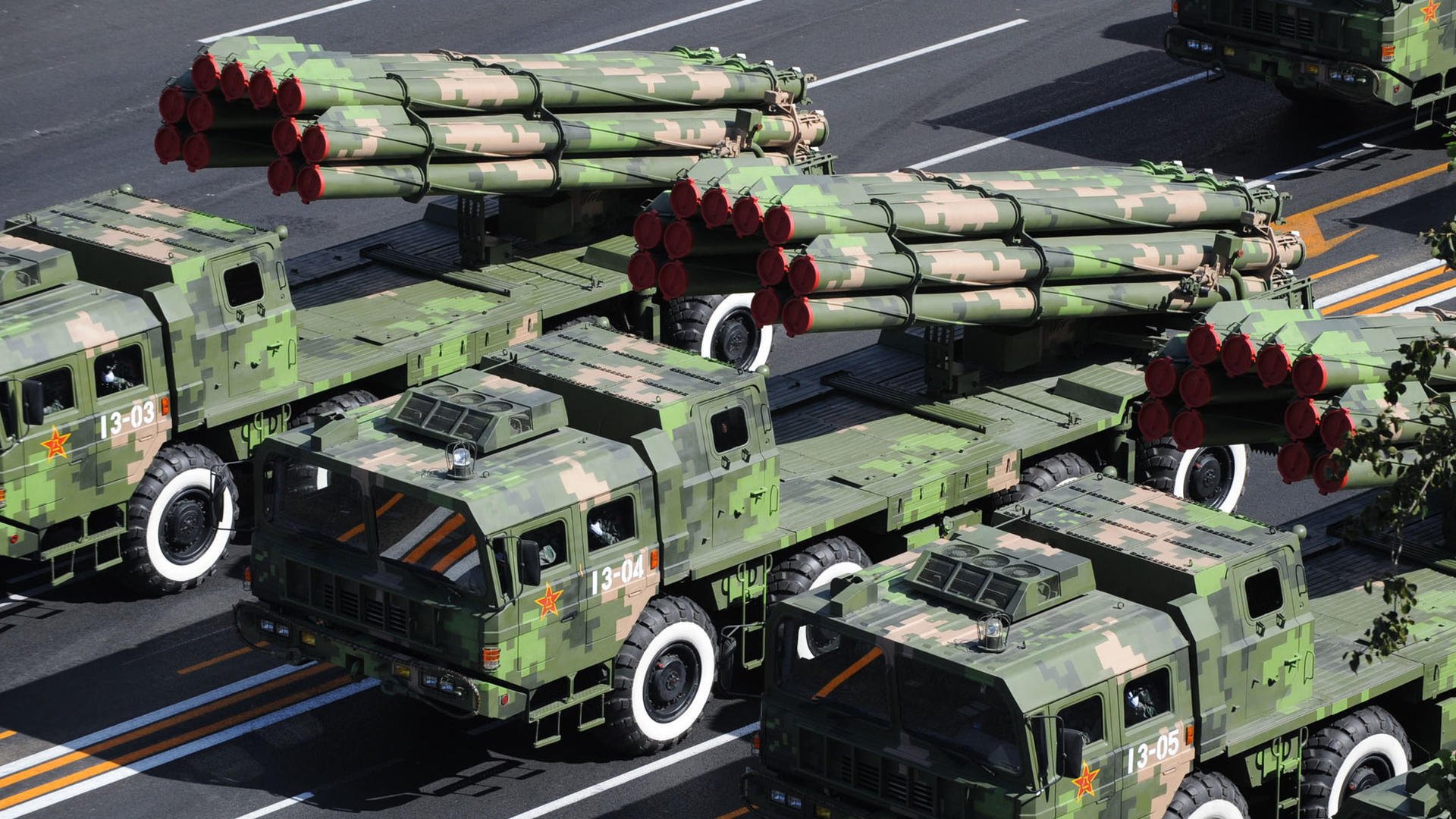 “球场内外:运动员的多彩生活展开”,运动员在球场训练形容词